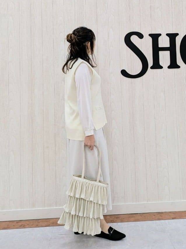 さくみぃさんの「SHOO･LA･RUE｜◆【洗える/セットアップ可/S-LL】きれいめにもカジュアルにも スポンディッシュ ニットベスト」を使ったコーディネート