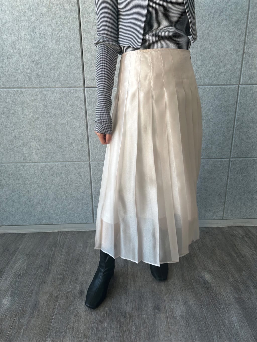ishikawaさんの「CODE A｜shiny sheer pleated skirt」を使ったコーディネート