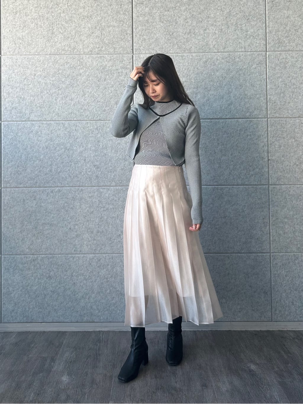 ishikawaさんの「CODE A｜shiny sheer pleated skirt」を使ったコーディネート