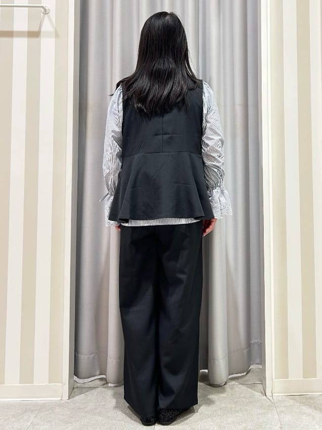 vanseさんの「SHOO･LA･RUE｜◆【洗える/S-LL/セットアップ可】首元すっきり ペプラムジレ」を使ったコーディネート