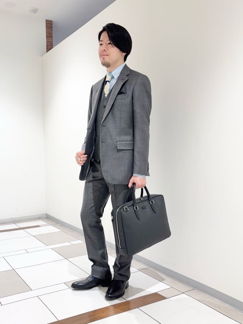 及川さんの「TAKEO KIKUCHI｜【Three by Three】シャイニーシャークピンヘッド スーツ/3ピース対応可」を使ったコーディネート