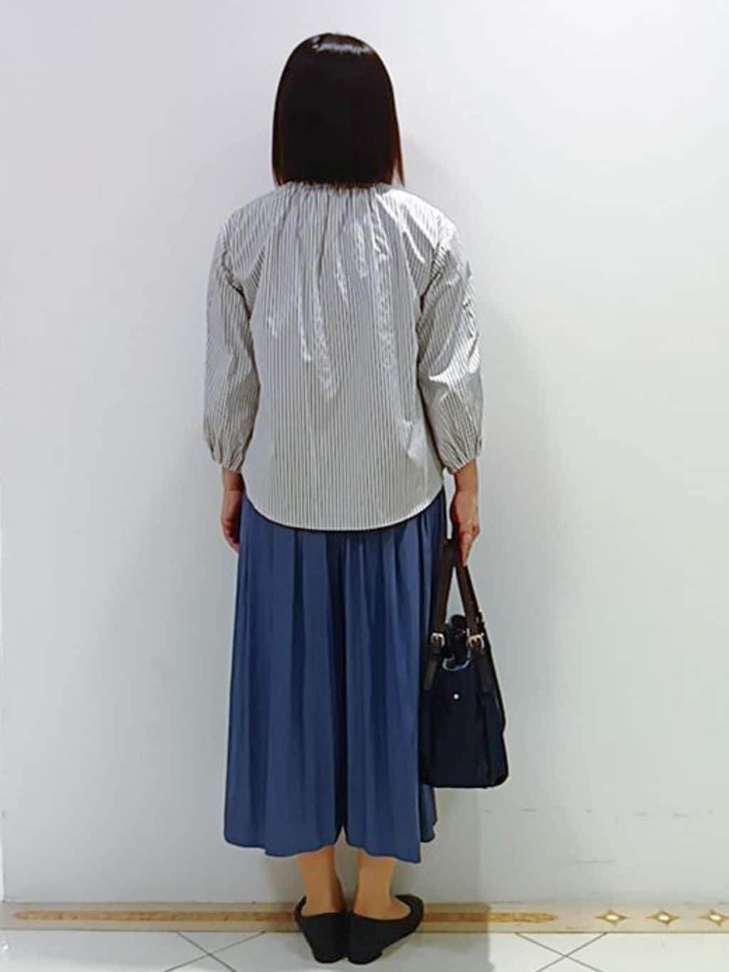 tomoさんの「Reflect｜◆【手洗い可／ウエスト総ゴム】シャンブレースカーチョパンツ」を使ったコーディネート