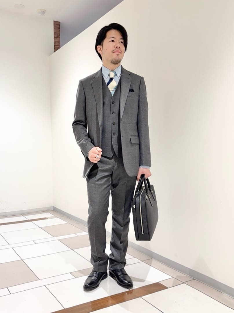 及川さんの「TAKEO KIKUCHI｜【Three by Three】シャイニーシャークピンヘッド スーツ/3ピース対応可」を使ったコーディネート