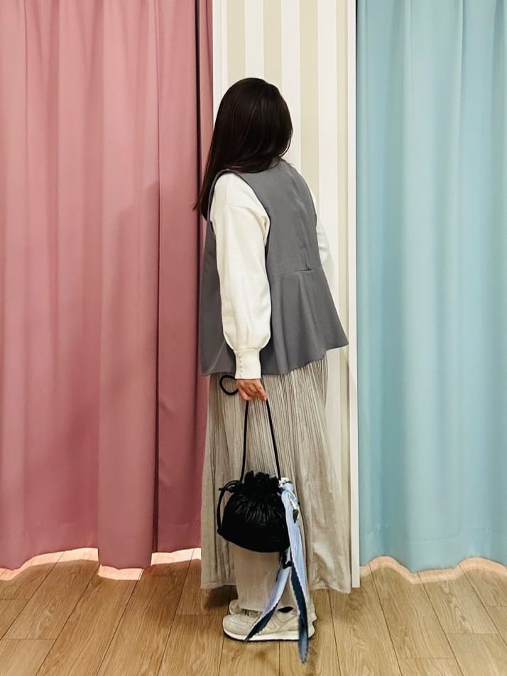 SHIiiさんの「SHOO･LA･RUE｜◆【セレモニーにも】ひらりと揺れる上品シルエット サテンプリーツスカート」を使ったコーディネート