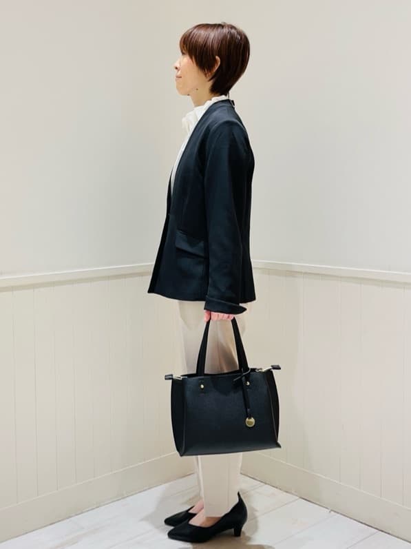 あきさんの「SHOO･LA･RUE｜◆【S-3L/洗える/セレモニー】さらり軽やか フリルスタンドカラーブラウス」を使ったコーディネート