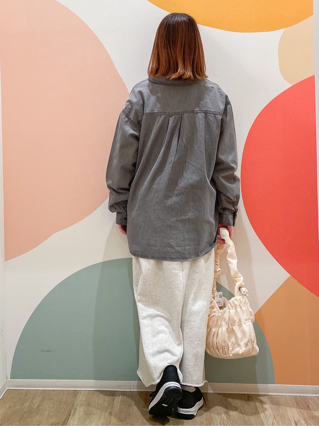 とまとさんの「SHOO･LA･RUE｜◆【洗える/S-LL】大人のこなれコーデに やわらかデニムシャツ」を使ったコーディネート