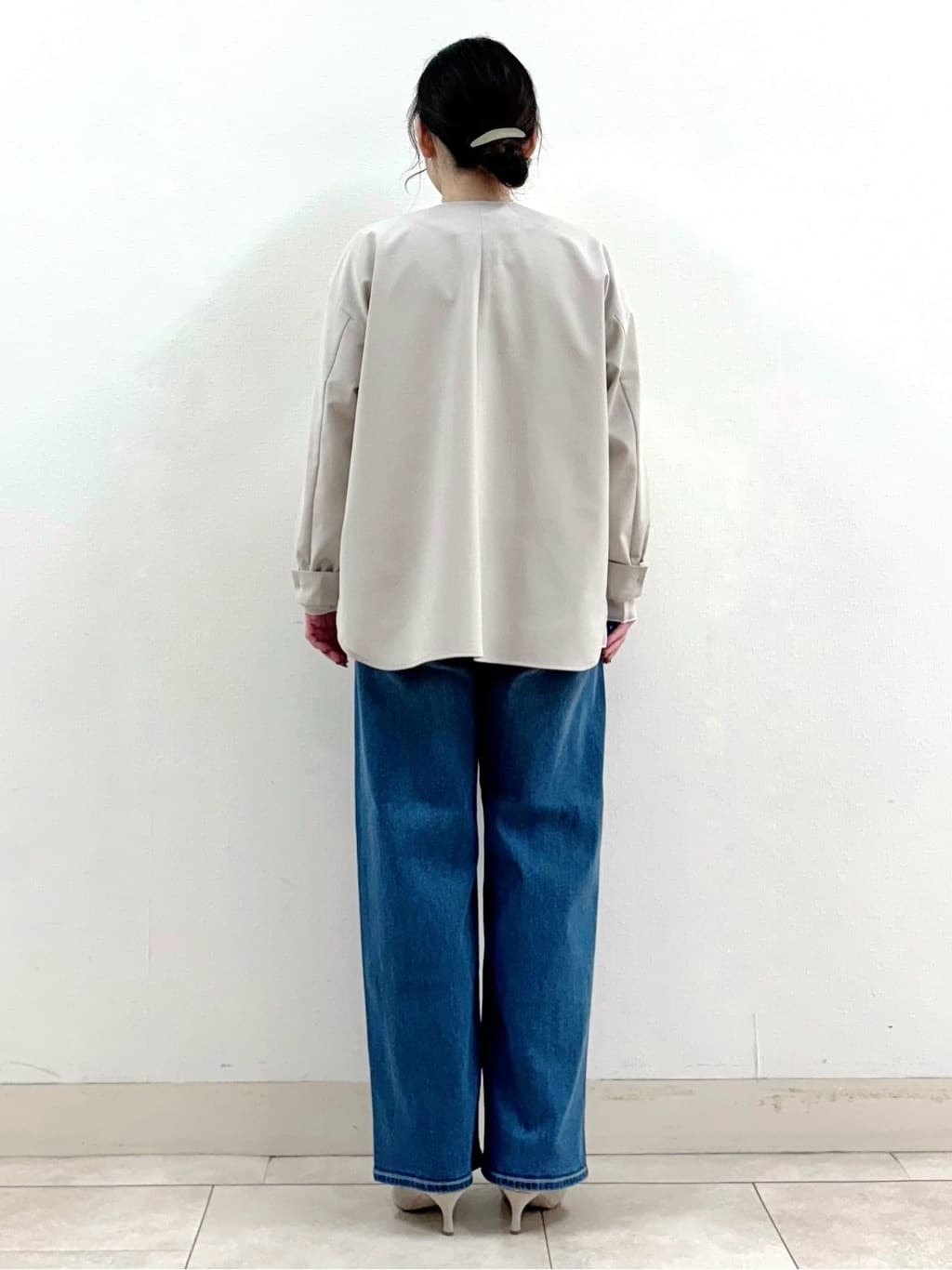 Wakaさんの「INDIVI｜【褒められデニム】ワイドストレート デニムパンツ」を使ったコーディネート
