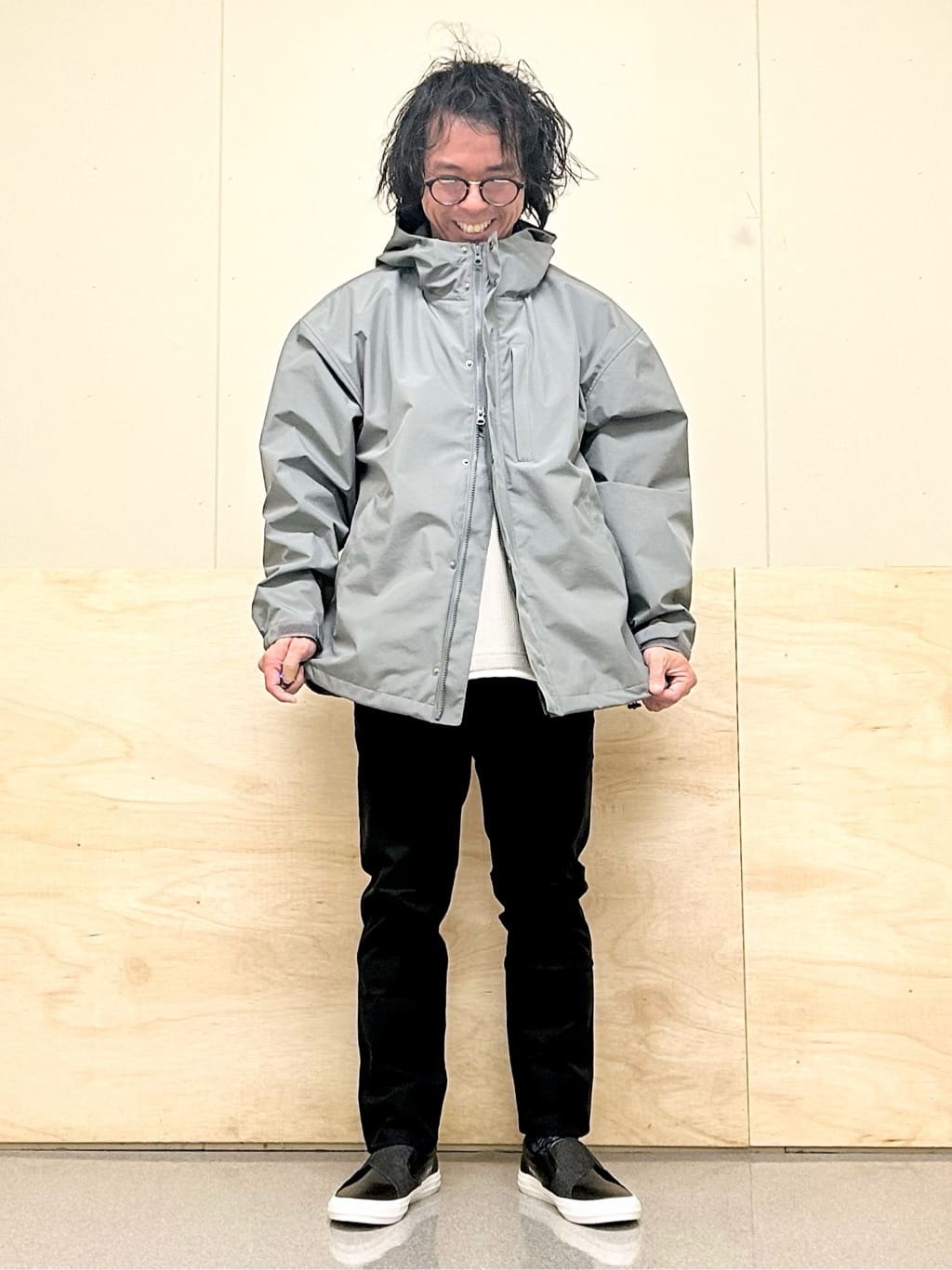 KENJI Iさんの「THE SHOP TK｜【オールシーズン穿ける！】7DAYSストレッチへリンボンパンツ　ON&hArr;OFF兼用」を使ったコーディネート