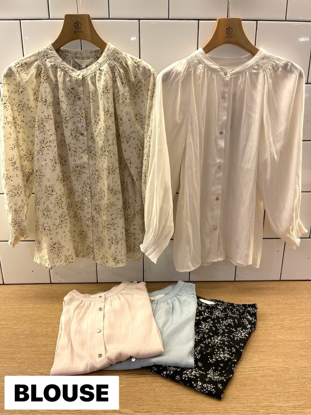 eriicさんの「grove｜◆【デイリーから特別な日まで】華やかさを纏うヴィンテージサテンブラウス」を使ったコーディネート