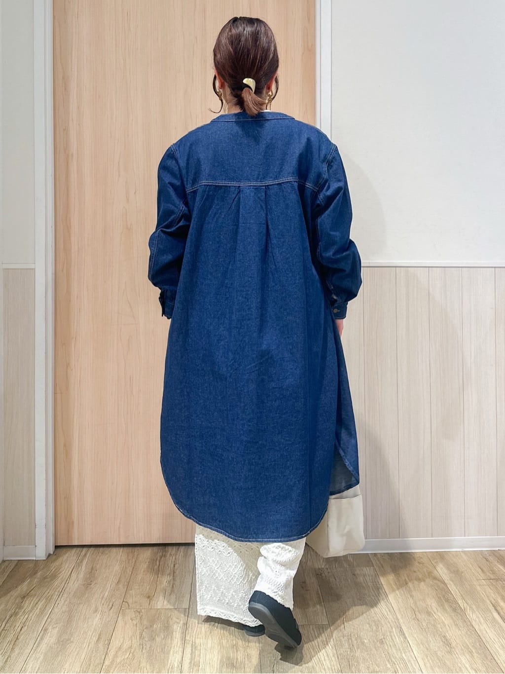 mimoさんの「SHOO･LA･RUE｜◆【洗える/S-LL】一枚でもレイヤードでも グラフィック長袖Tシャツ」を使ったコーディネート