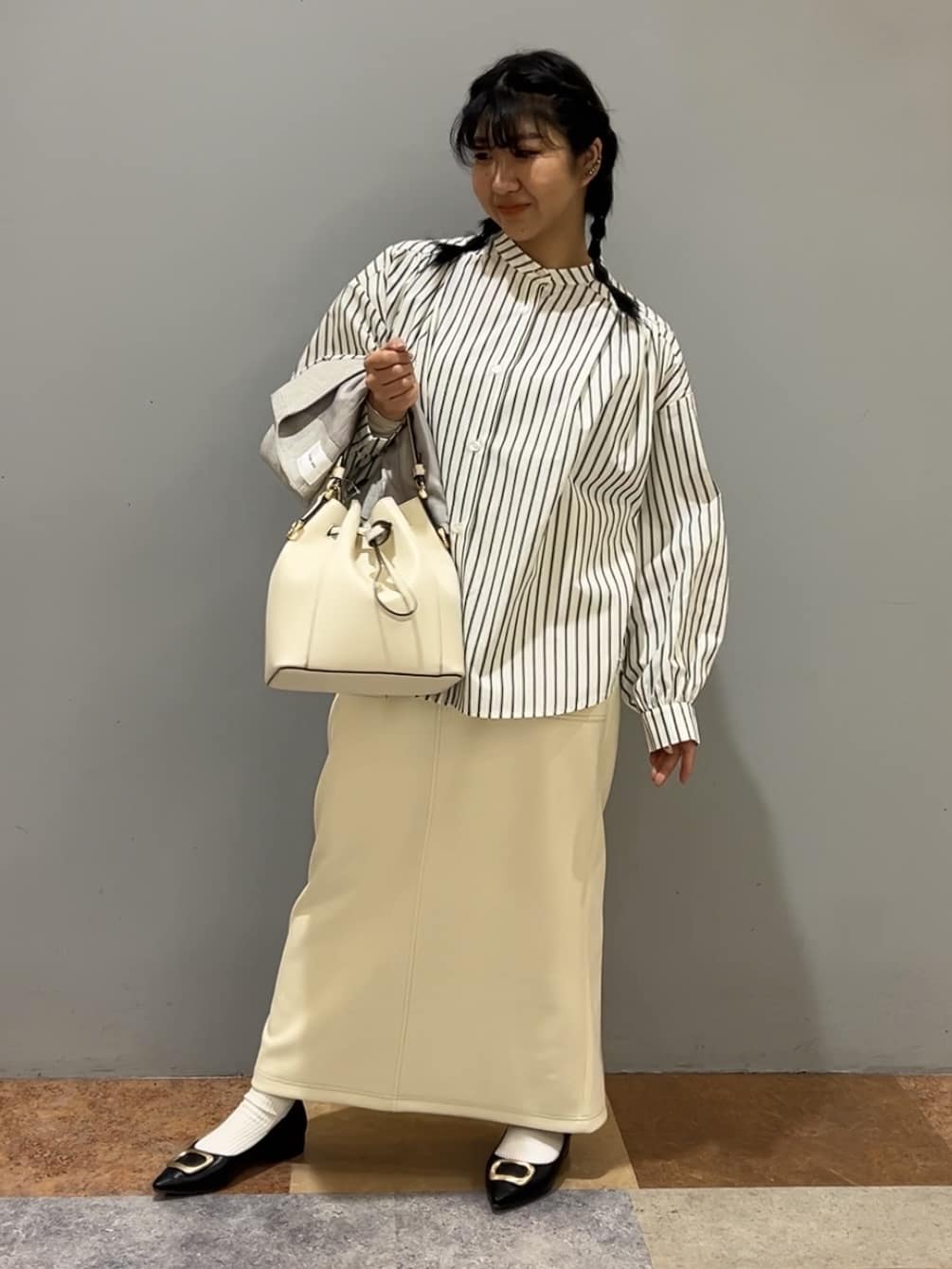 ひらのみさんの「THE SHOP TK｜◆バックシャーリングシャツ【洗える】」を使ったコーディネート