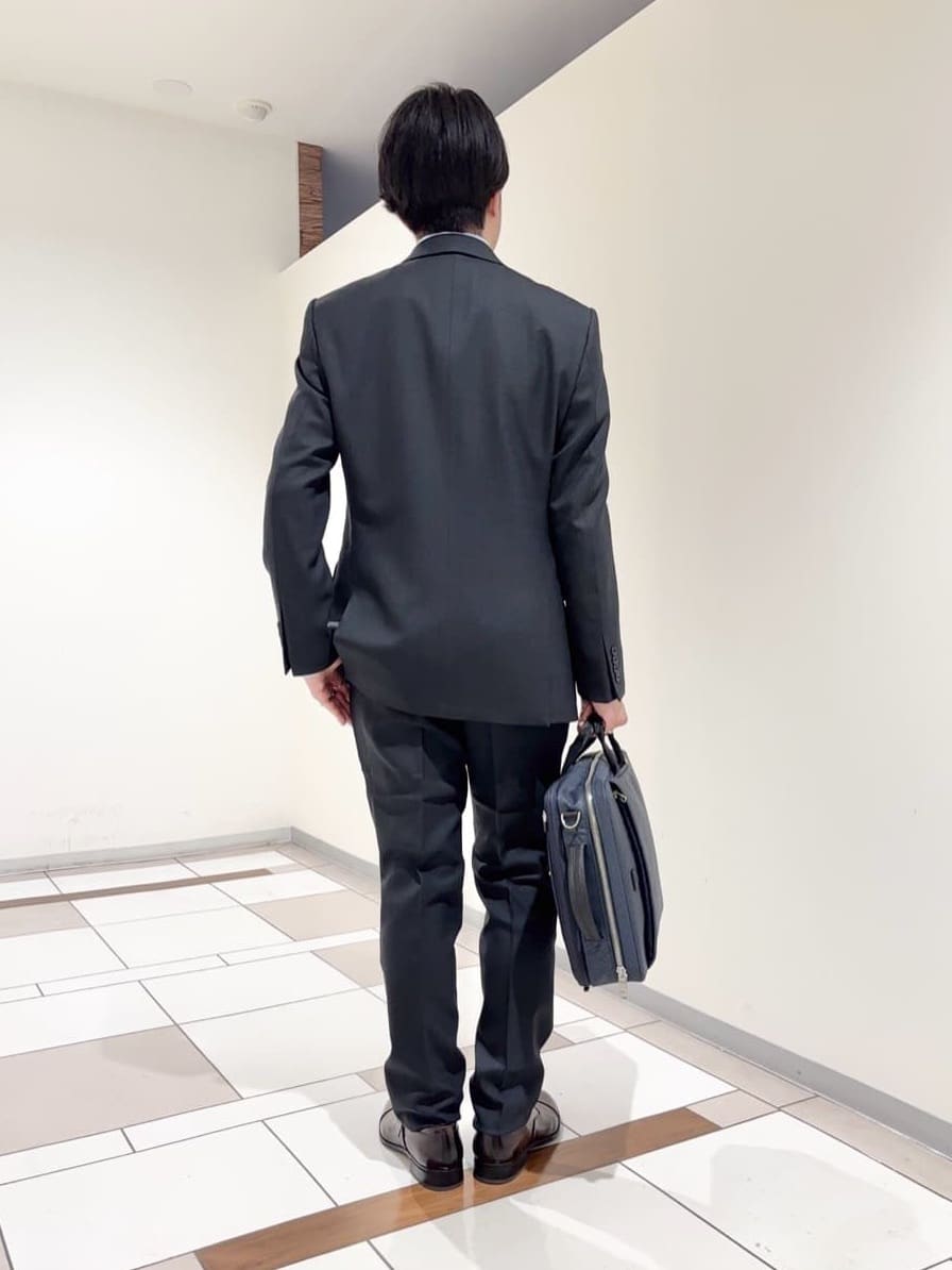 及川さんの「TAKEO KIKUCHI｜【Three by Three】シャイニーシャークピンヘッド スーツ/3ピース対応可」を使ったコーディネート