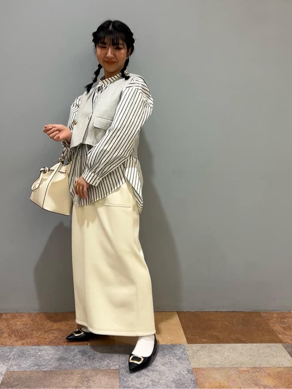 ひらのみさんの「THE SHOP TK｜◆バックシャーリングシャツ【洗える】」を使ったコーディネート