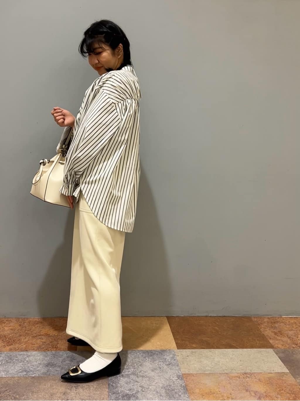 ひらのみさんの「THE SHOP TK｜◆バックシャーリングシャツ【洗える】」を使ったコーディネート