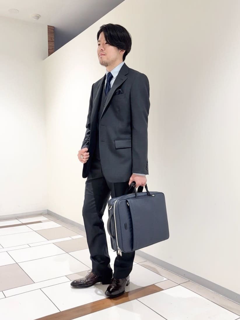 及川さんの「TAKEO KIKUCHI｜【Three by Three】シャイニーシャークピンヘッド スーツ/3ピース対応可」を使ったコーディネート