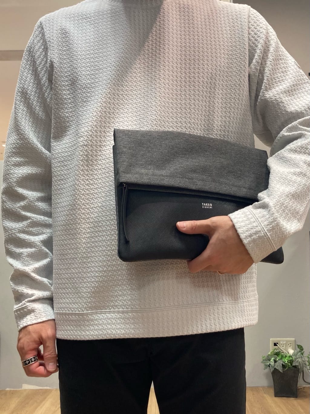 シュンさんの「TAKEO KIKUCHI｜【Made in JAPAN】播州織 ストレッチ パンツ」を使ったコーディネート