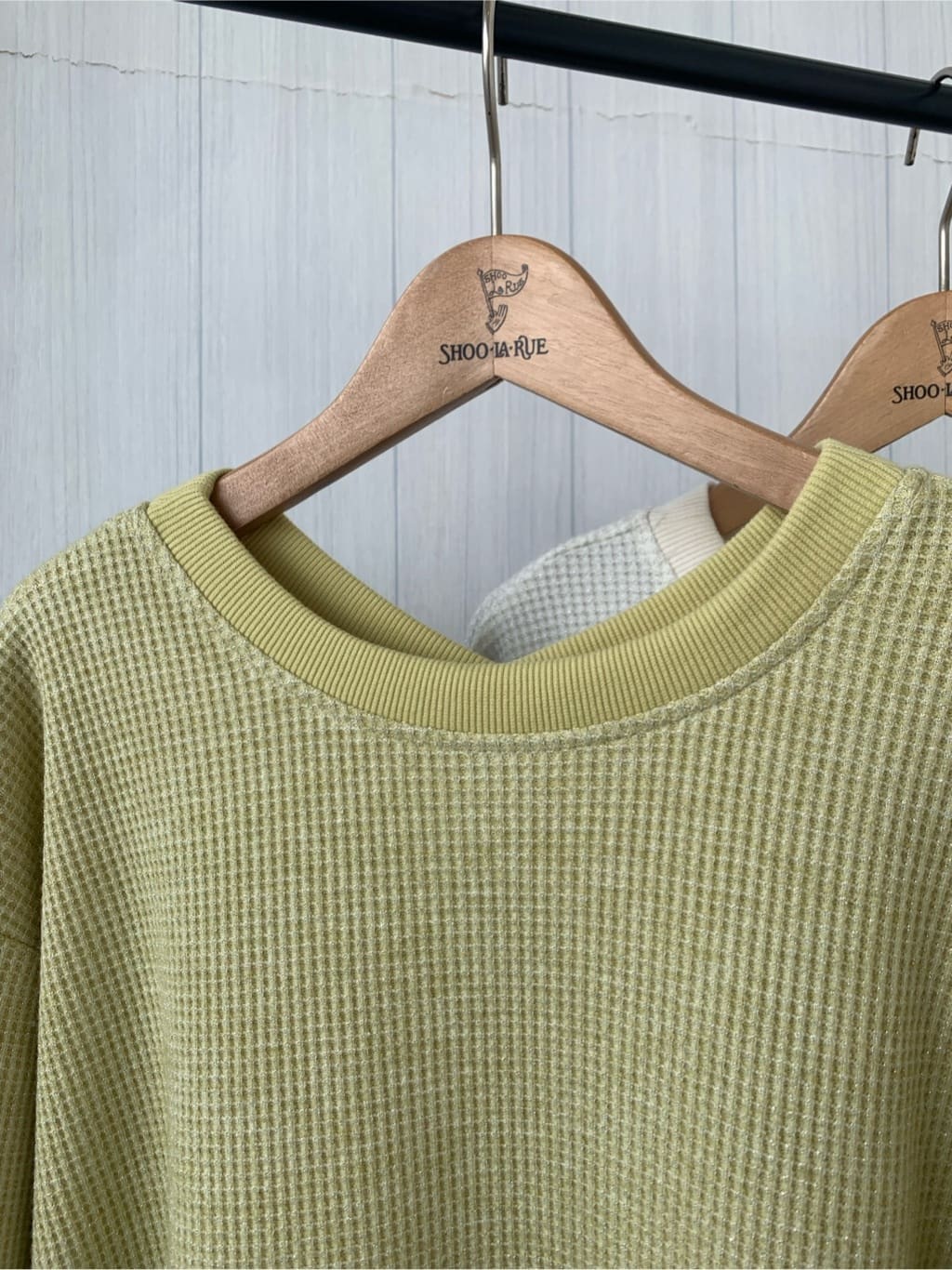 misaさんの「SHOO･LA･RUE｜◆【洗える/S-LL/前後2WAY】きらっと光るラメが目を惹く ワッフルトップス」を使ったコーディネート