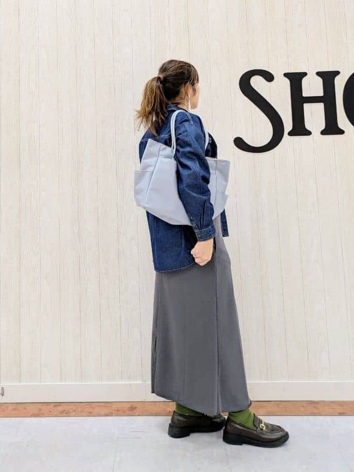 さくみぃさんの「SHOO･LA･RUE｜◆【洗える/S-LL】大人のこなれコーデに やわらかデニムシャツ」を使ったコーディネート