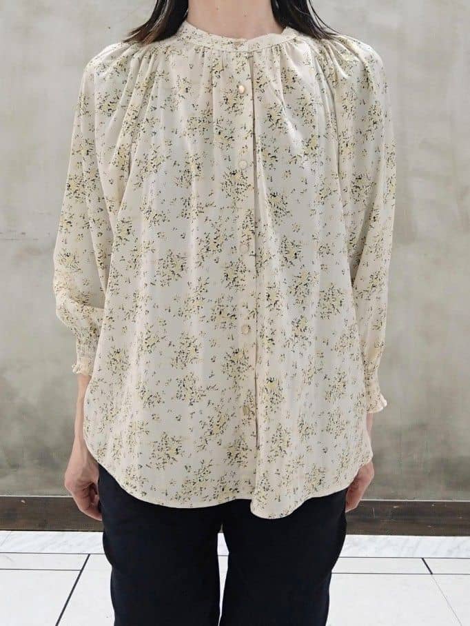 shioさんの「grove｜◆【デイリーから特別な日まで】華やかさを纏うヴィンテージサテンブラウス」を使ったコーディネート