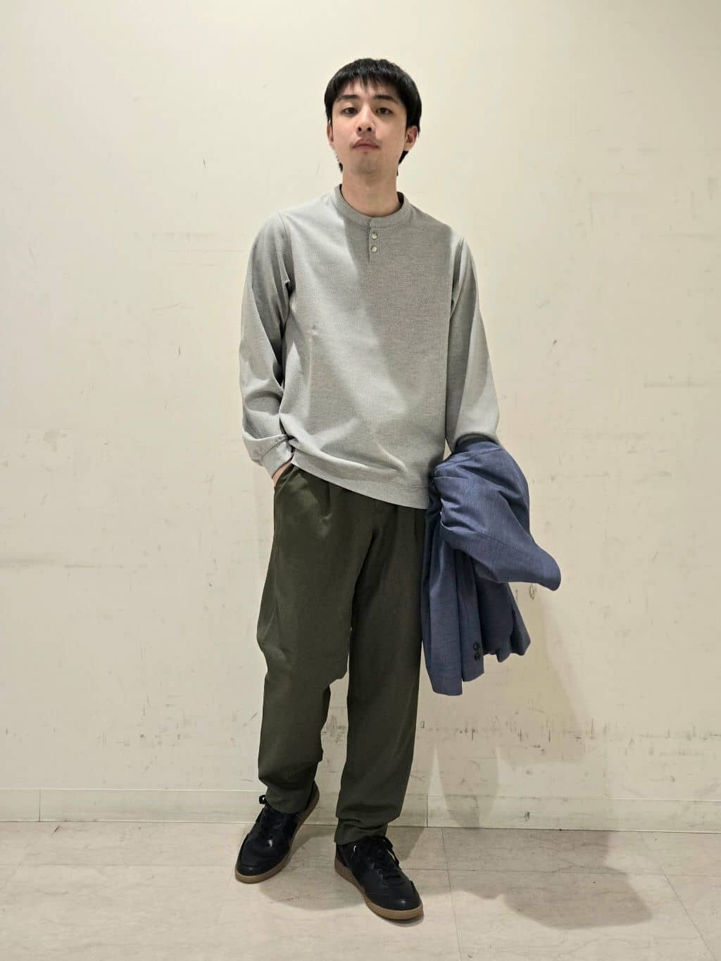 白木駆さんの「TAKEO KIKUCHI｜◆【軽羽織】ツイルストレッチ ブルゾン」を使ったコーディネート