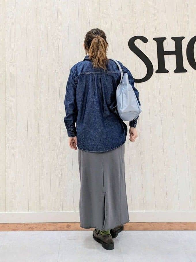 さくみぃさんの「SHOO･LA･RUE｜◆【洗える/S-LL】大人のこなれコーデに やわらかデニムシャツ」を使ったコーディネート