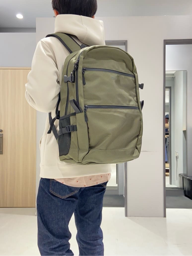 わいずみさんの「TAKEO KIKUCHI｜ハットモチーフ ジャカード ストライプ シャツ」を使ったコーディネート