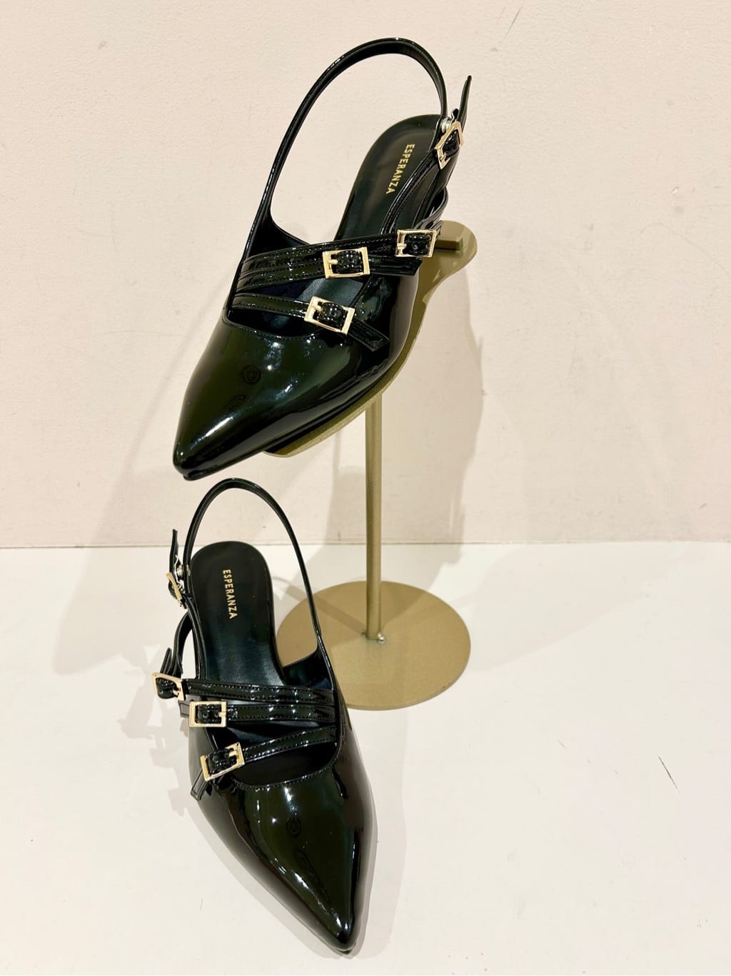 かなぴぃさんの「ESPERANZA｜バックストラップミドルヒールパンプス」を使ったコーディネート