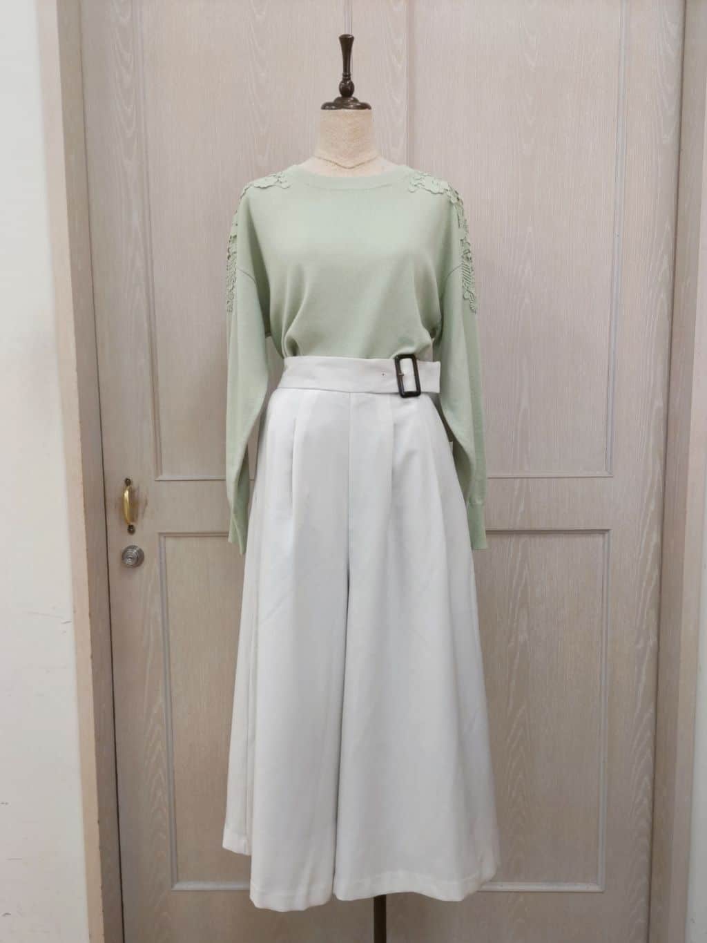 naoさんの「SHOO･LA･RUE｜◆かかとやわらかローヒールパンプス」を使ったコーディネート