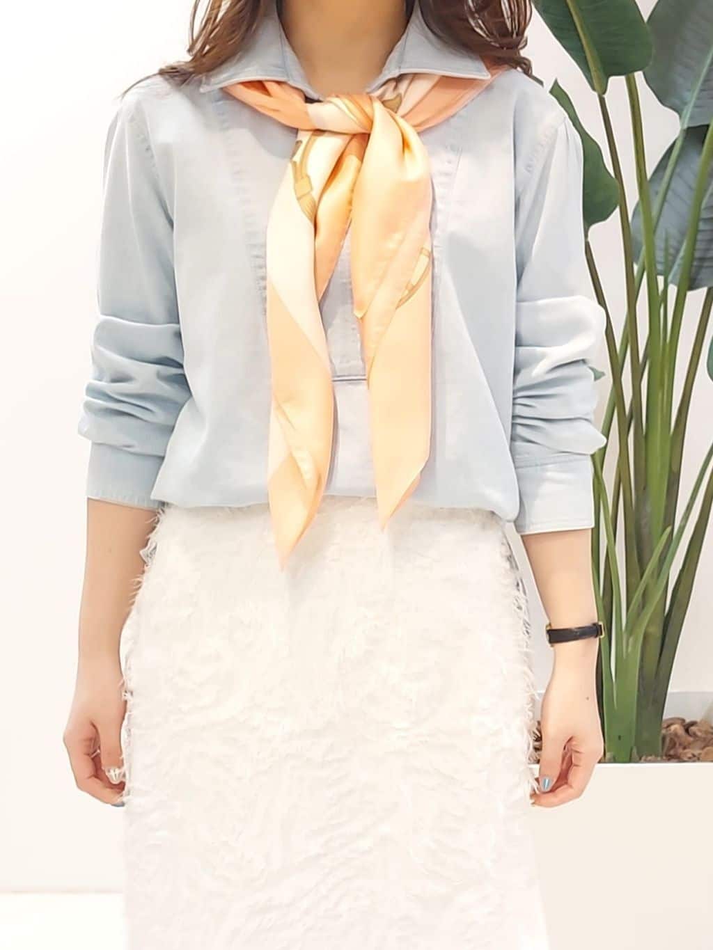 YuKaRiさんの「UNTITLED｜【手洗い／88cm正方形】バイカラーハーネススカーフ」を使ったコーディネート