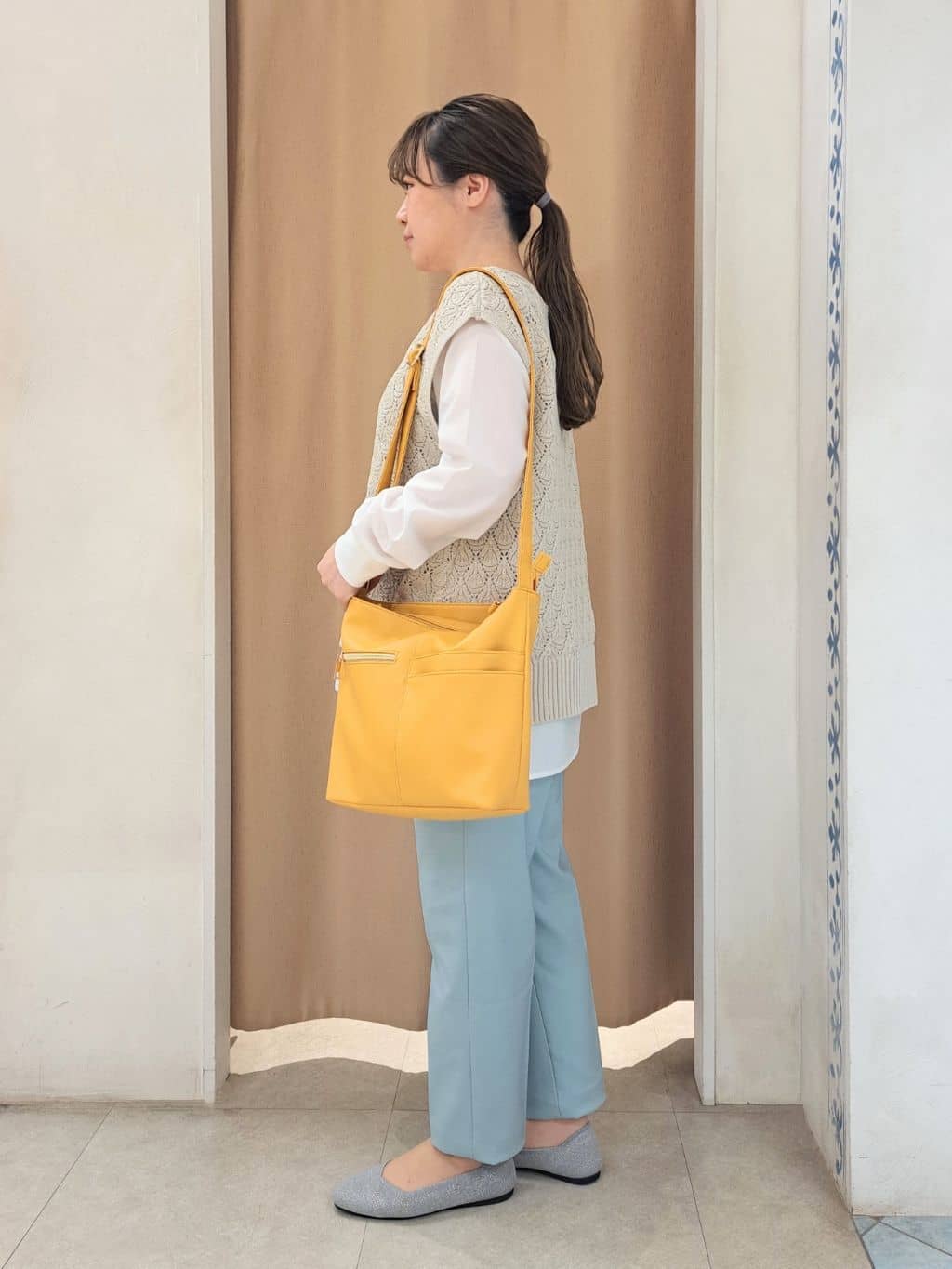 sho*さんの「SHOO･LA･RUE｜◆【洗える/S-LL/2点セット】透かし柄ベスト+ブラウス」を使ったコーディネート