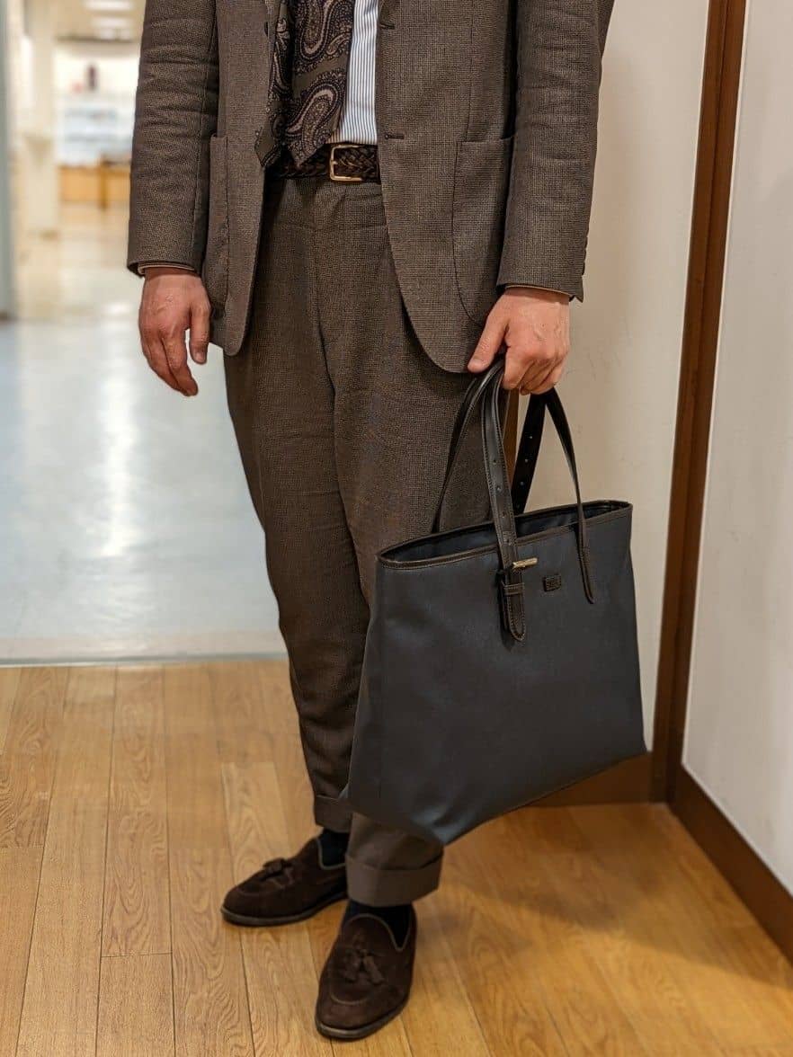 山平さんの「TAKEO KIKUCHI｜コーデュラ（R） コーティング トートバッグ」を使ったコーディネート