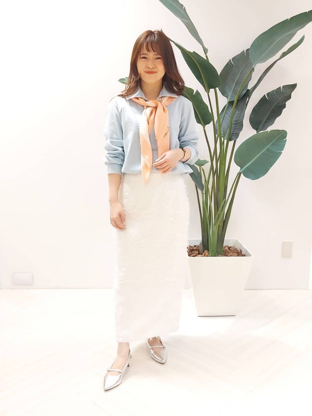 YuKaRiさんの「UNTITLED｜【手洗い／88cm正方形】バイカラーハーネススカーフ」を使ったコーディネート