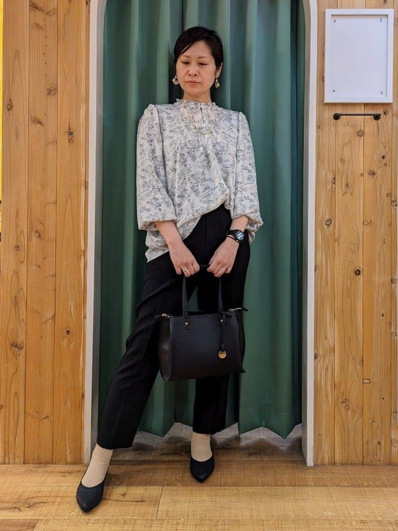 ショーコラさんの「SHOO･LA･RUE｜◆【SS-3L/洗える/通勤・セレモニーにも】しなやかな身のこなしが叶う ストレッチテーパードパンツ」を使ったコーディネート