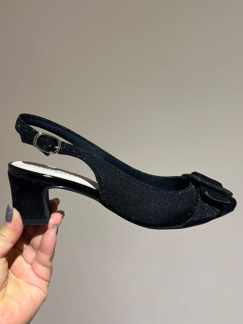 yumiさんの「ESPERANZA｜バックストラップバックルヒールパンプス」を使ったコーディネート