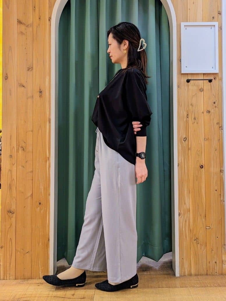 ショーコラさんの「SHOO･LA･RUE｜◆【高レビュー/洗える/洗濯後シワになりにくい/体型カバー】お袖ゆったり さらさらドルマンブラウス」を使ったコーディネート