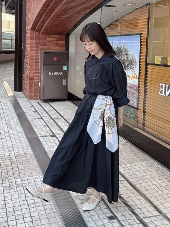 makiさんの「UNTITLED｜【手洗い／88cm正方形】バイカラーハーネススカーフ」を使ったコーディネート