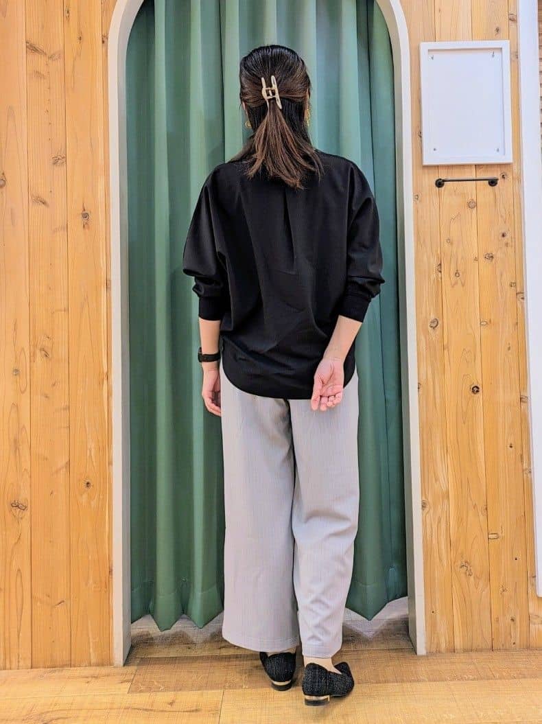ショーコラさんの「SHOO･LA･RUE｜◆【高レビュー/洗える/洗濯後シワになりにくい/体型カバー】お袖ゆったり さらさらドルマンブラウス」を使ったコーディネート