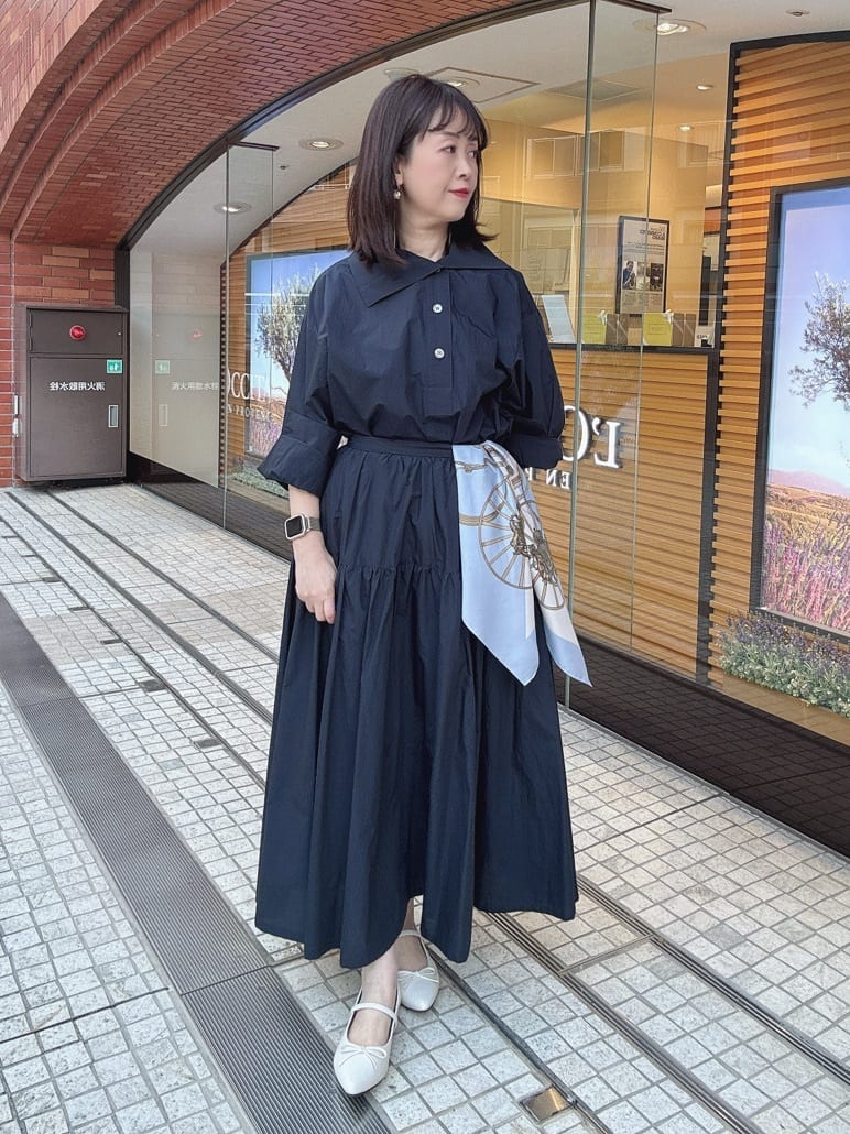 makiさんの「UNTITLED｜【手洗い／88cm正方形】バイカラーハーネススカーフ」を使ったコーディネート
