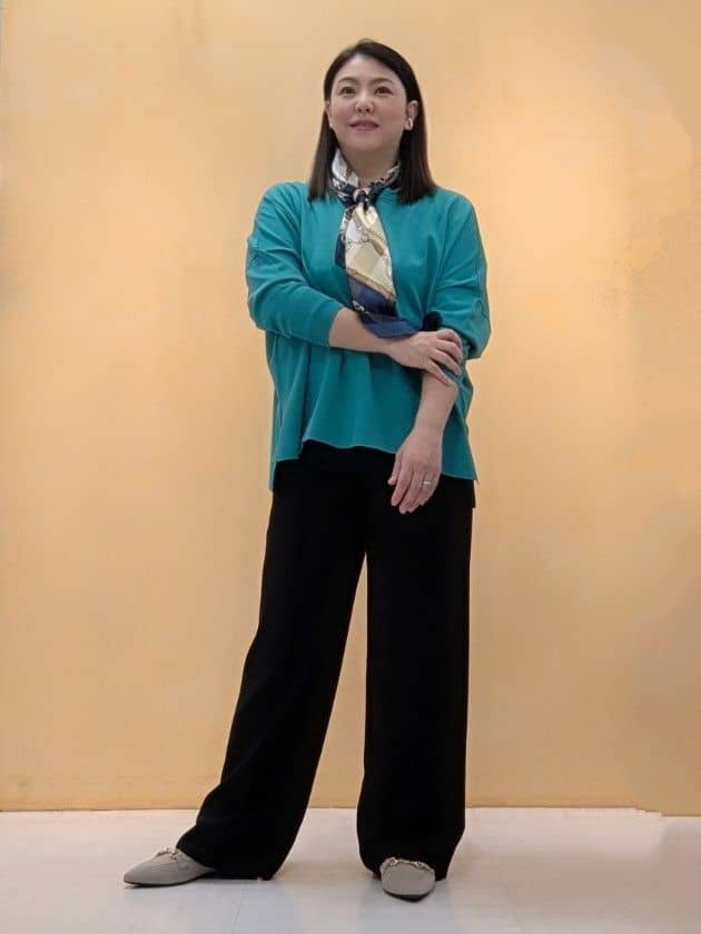 ２６２６さんの「UNTITLED｜【手洗い／88cm正方形】シアー素材チェーン柄スカーフ」を使ったコーディネート