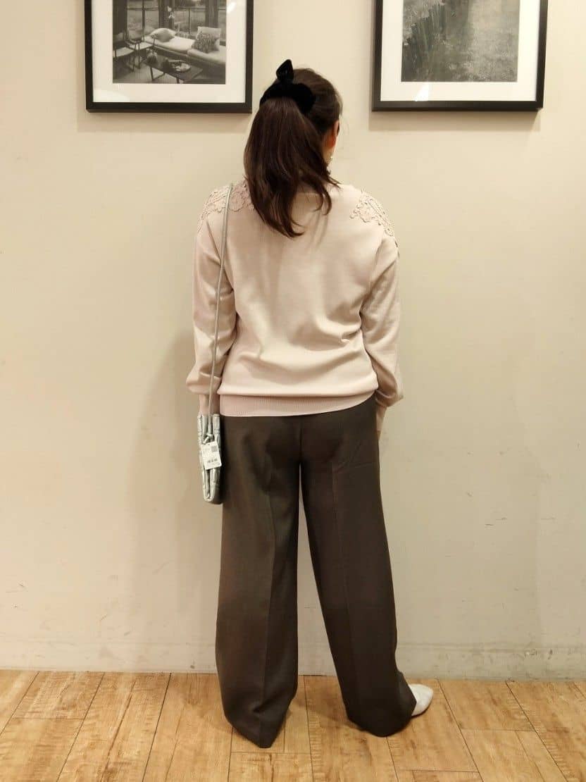 SHOOLARUEさんの「SHOO･LA･RUE｜◆肩レースが差をつける デザインニット」を使ったコーディネート