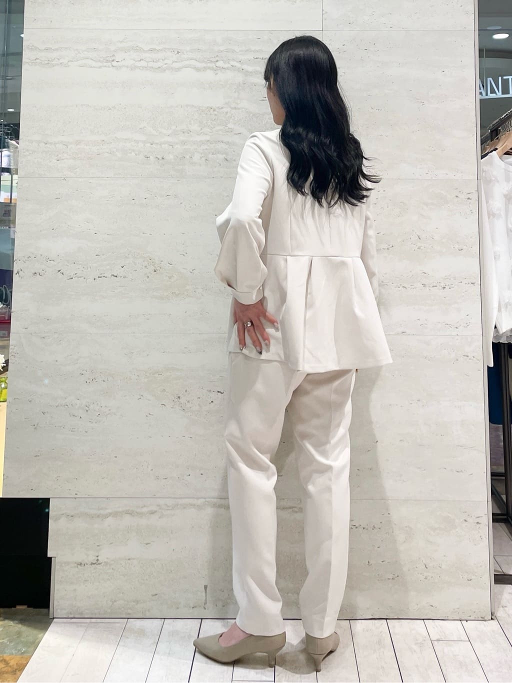 かほさんの「OPAQUE.CLIP｜《通勤・セレモニー／セットアップ対応》テーパードパンツ／ダブルクロス【洗濯機洗い可】」を使ったコーディネート