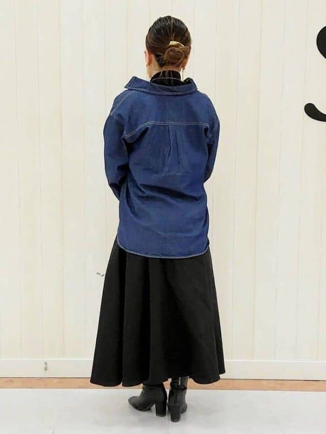 nanahachiさんの「SHOO･LA･RUE｜◆【洗える/S-LL】大人のこなれコーデに やわらかデニムシャツ」を使ったコーディネート