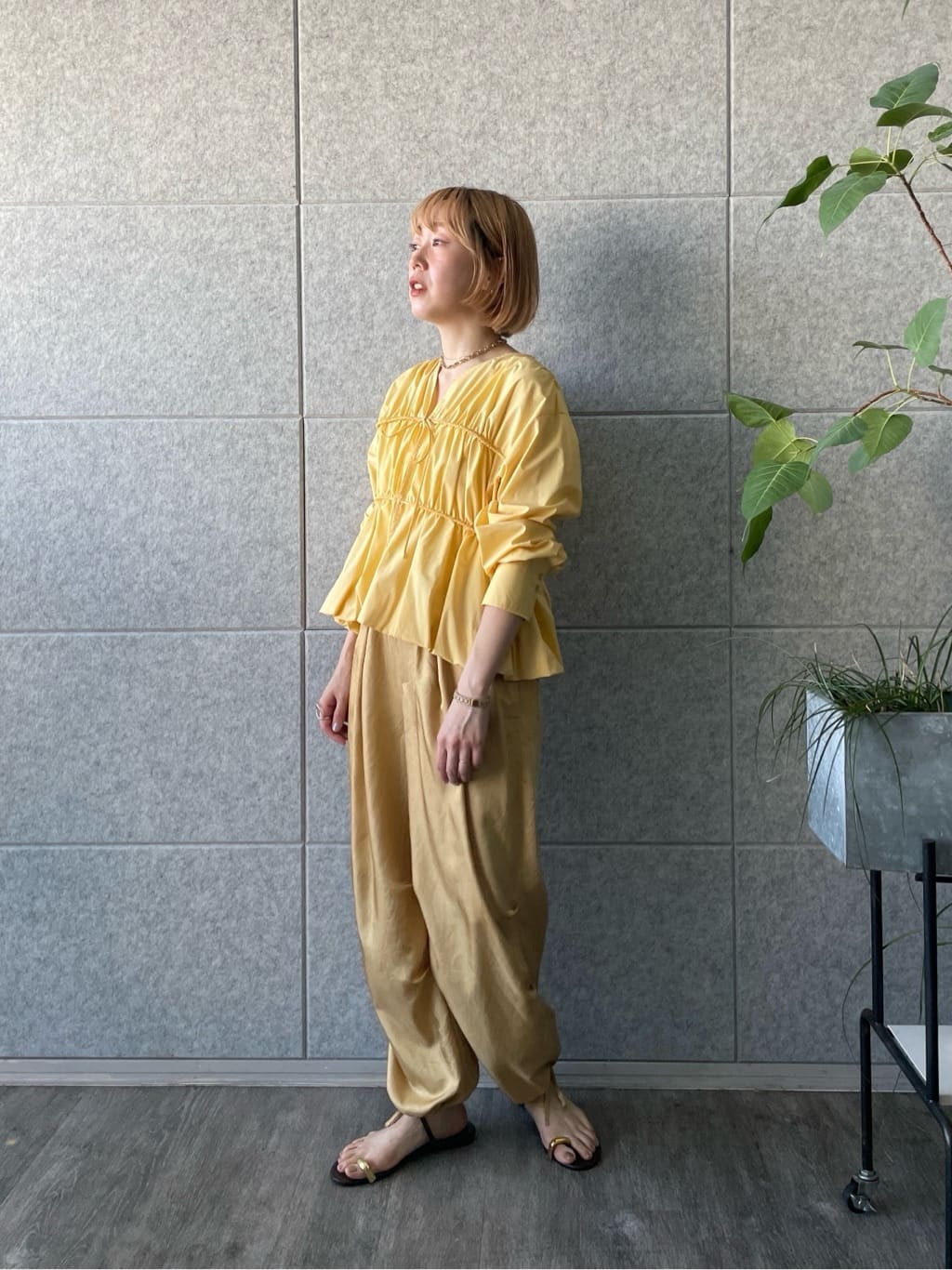 mikuさんの「INDIVI｜◆ドレープサテンパンツ」を使ったコーディネート