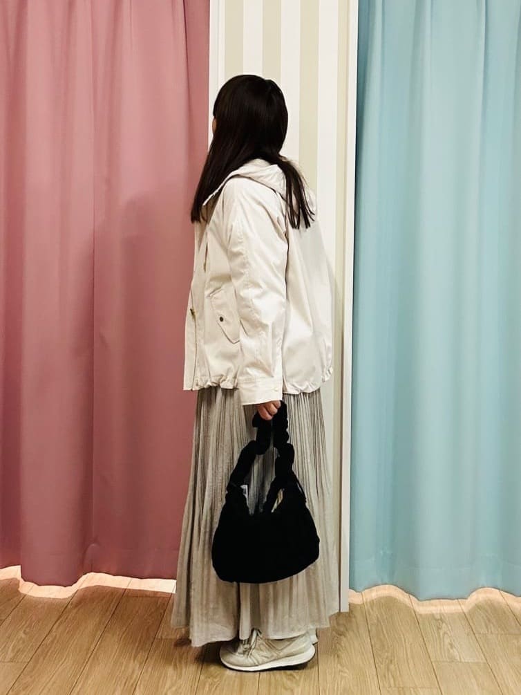 SHIiiさんの「SHOO･LA･RUE｜◆【セレモニーにも】ひらりと揺れる上品シルエット サテンプリーツスカート」を使ったコーディネート