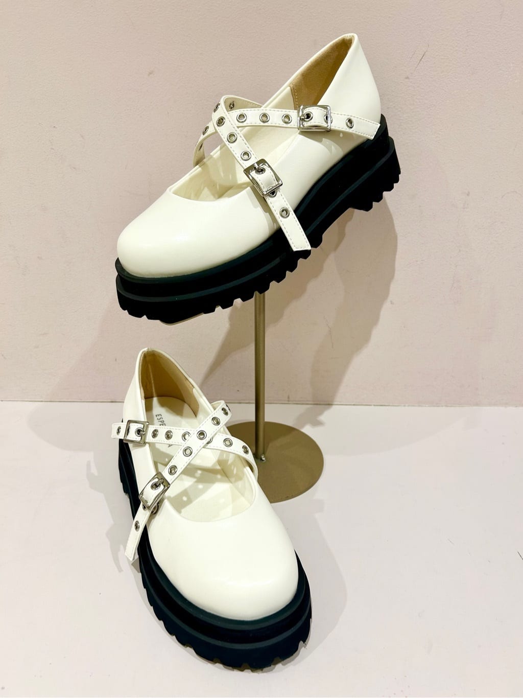 かなぴぃさんの「ESPERANZA｜グロメットクロスストラップスニーカー」を使ったコーディネート