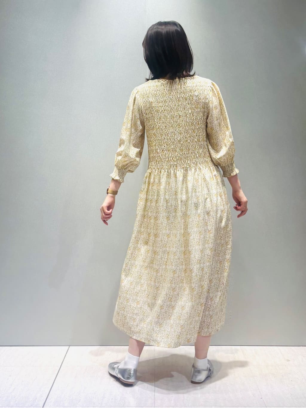 konamiさんの「INDIVI｜◆シャーリングフラワーワンピース」を使ったコーディネート