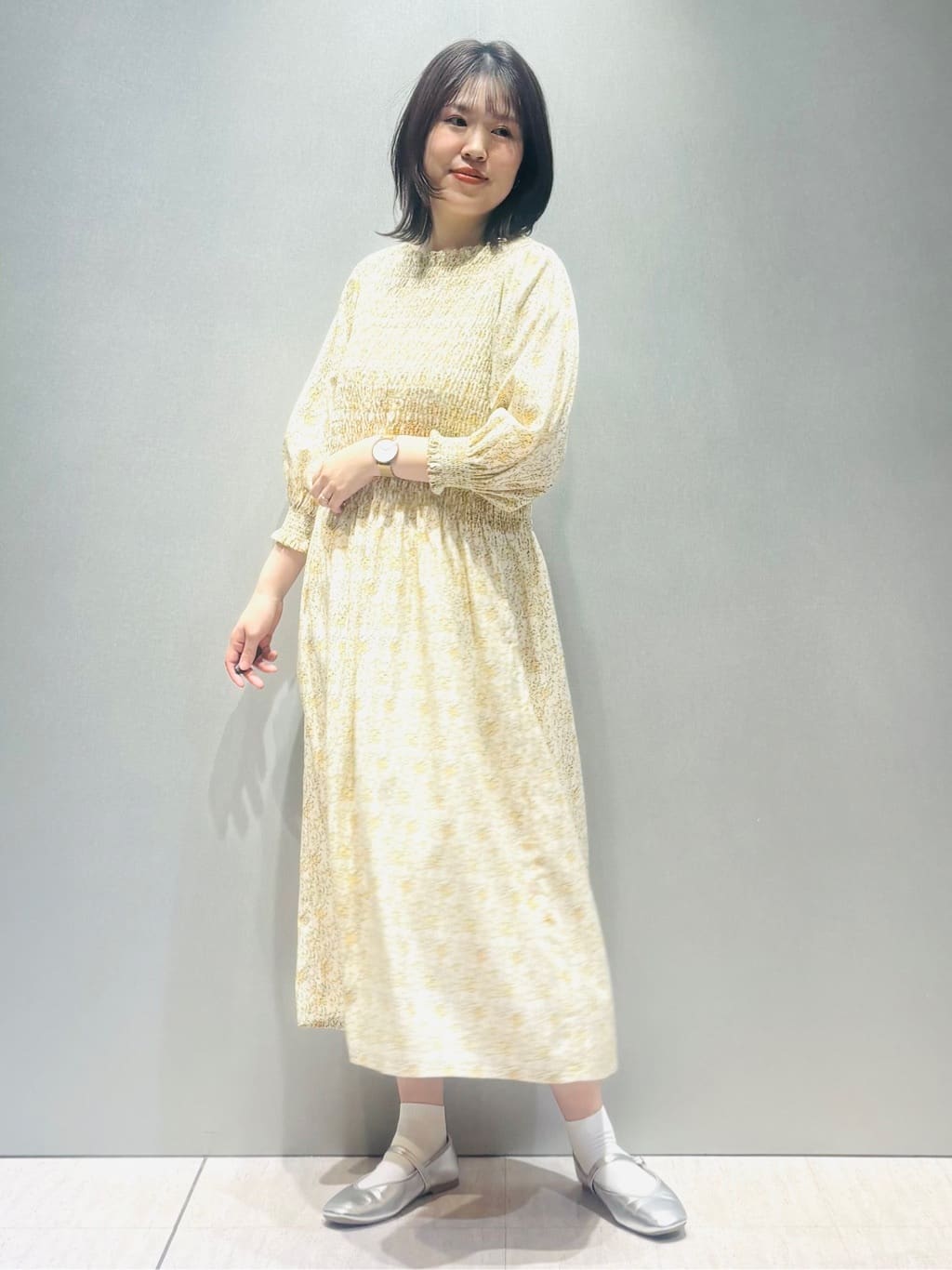 konamiさんの「INDIVI｜◆シャーリングフラワーワンピース」を使ったコーディネート