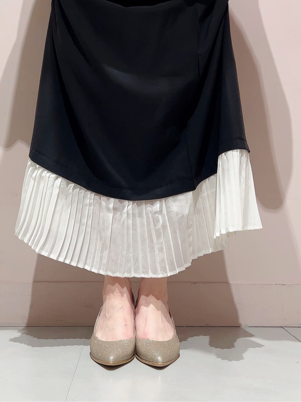 りえさんの「ESPERANZA｜12時間パンプスNeoグリッター[7.5cmヒール]」を使ったコーディネート