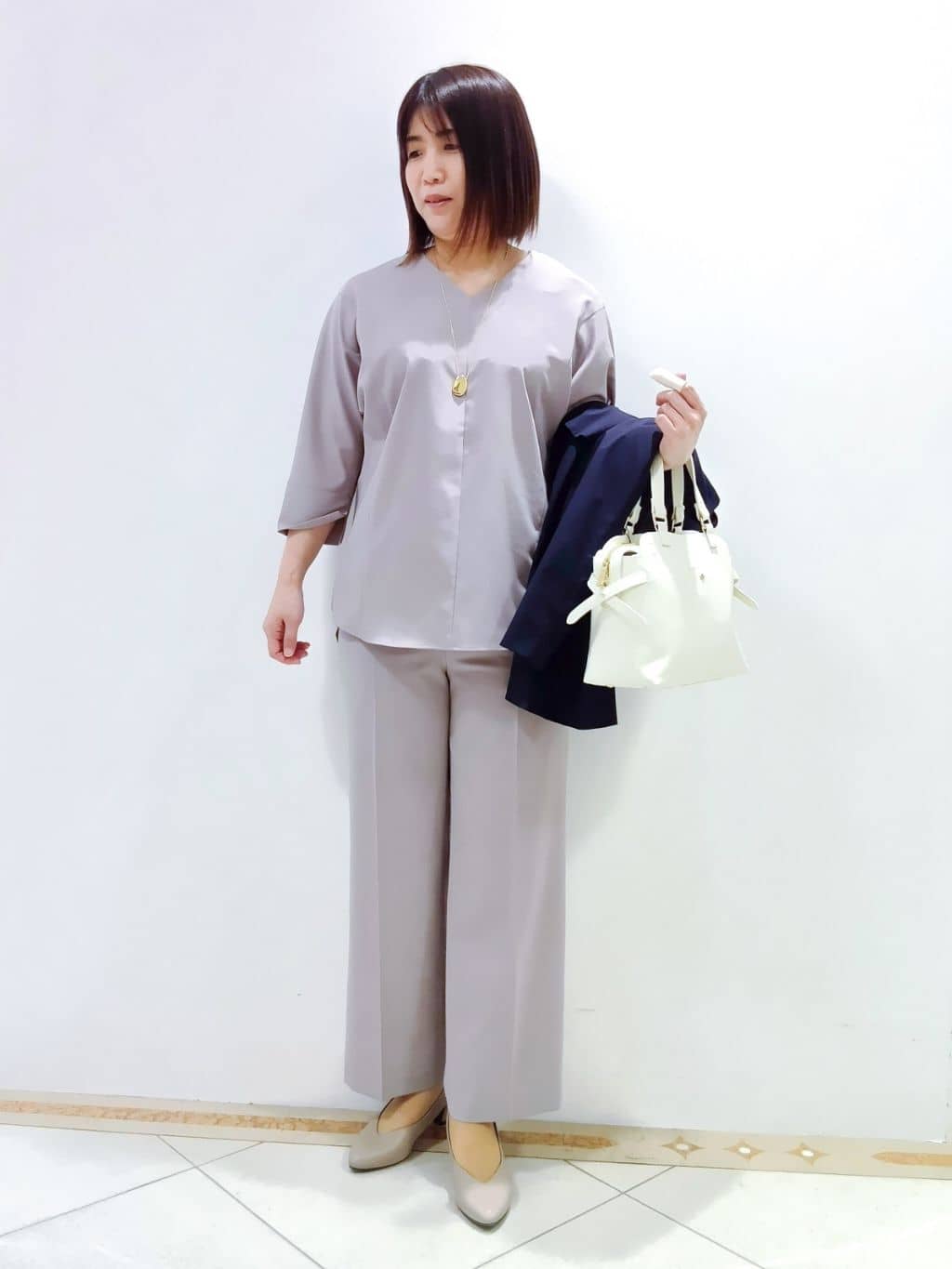 tomoさんの「Reflect｜◆【マシンウォッシュ可／セットアップ可能】ドルマンスリーブVネックブラウス」を使ったコーディネート