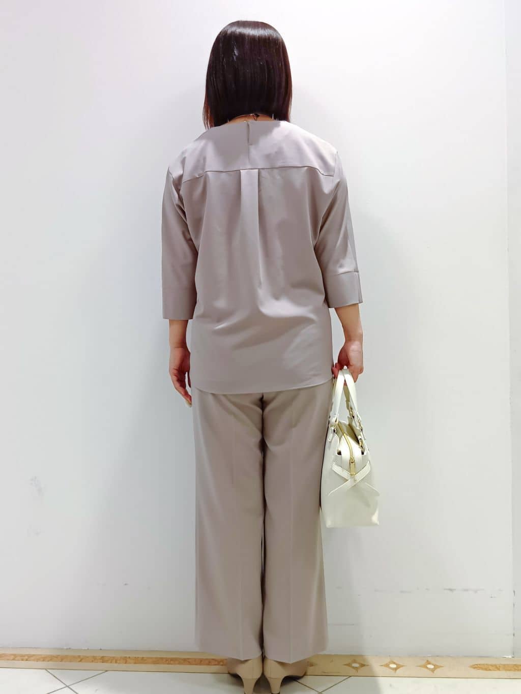 tomoさんの「Reflect｜◆【マシンウォッシュ可／セットアップ可能】ドルマンスリーブVネックブラウス」を使ったコーディネート